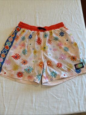 T0207107 Slunks Floral-Bama men's shorts feature a colorful daisy pattern SZ L